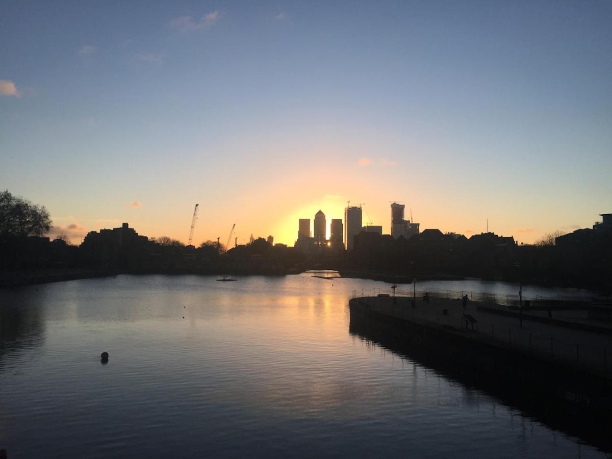 East London Waterfront 2 Bed Flat With Jacuzzi Tub Apartment *