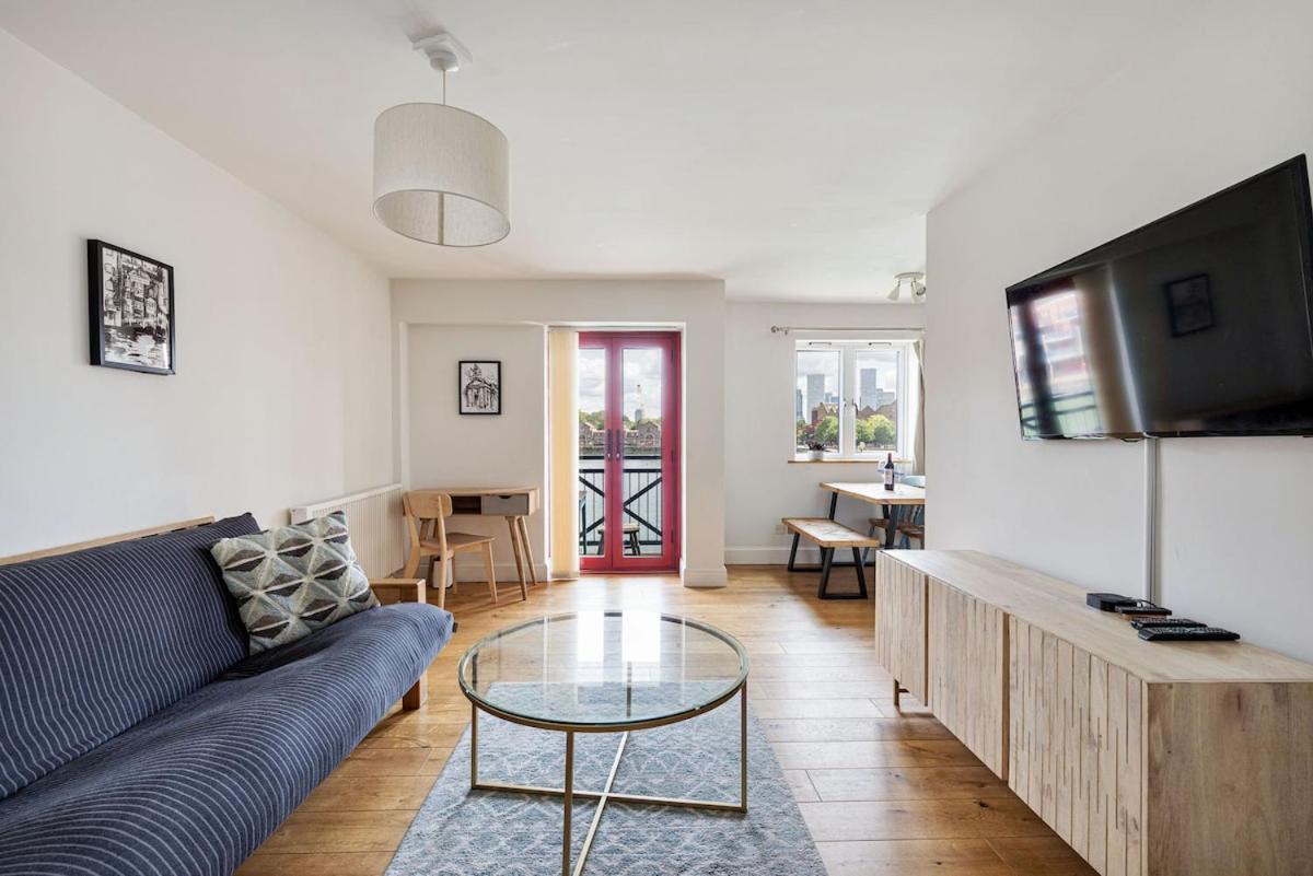 East London Waterfront 2 Bed Flat With Jacuzzi Tub London