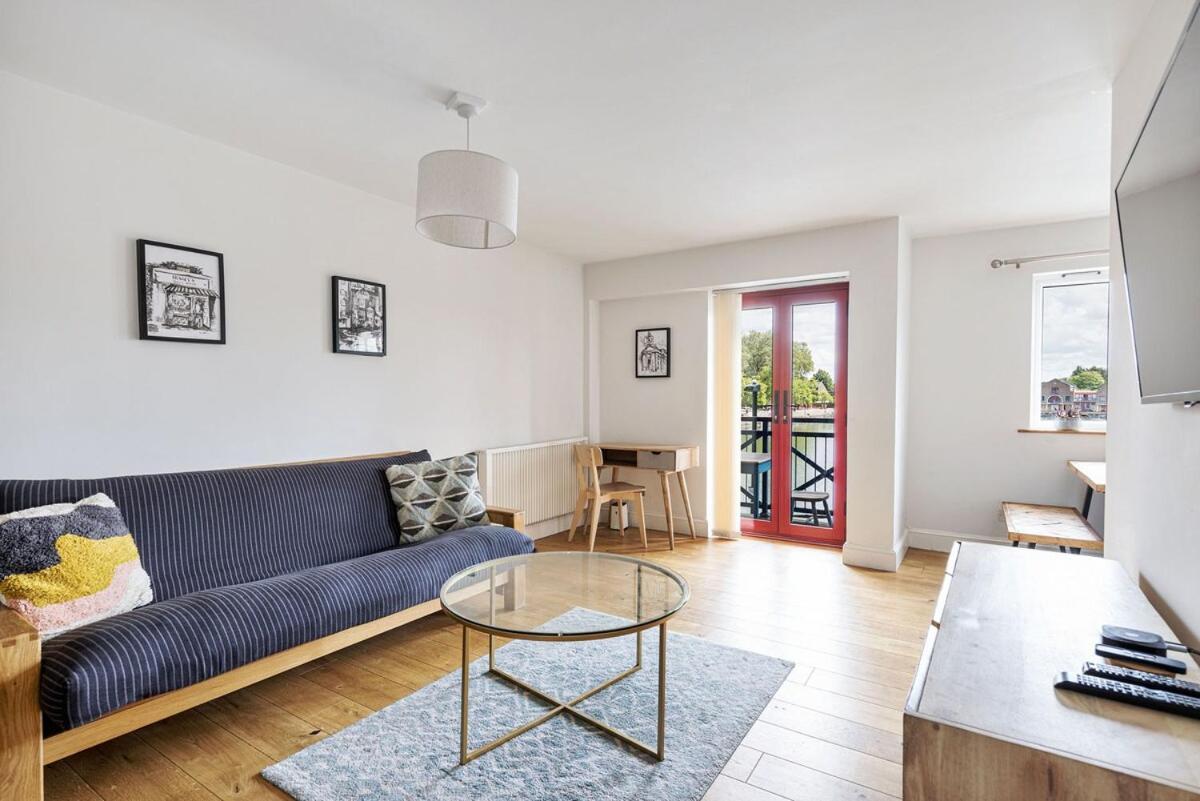 East London Waterfront 2 Bed Flat With Jacuzzi Tub * London