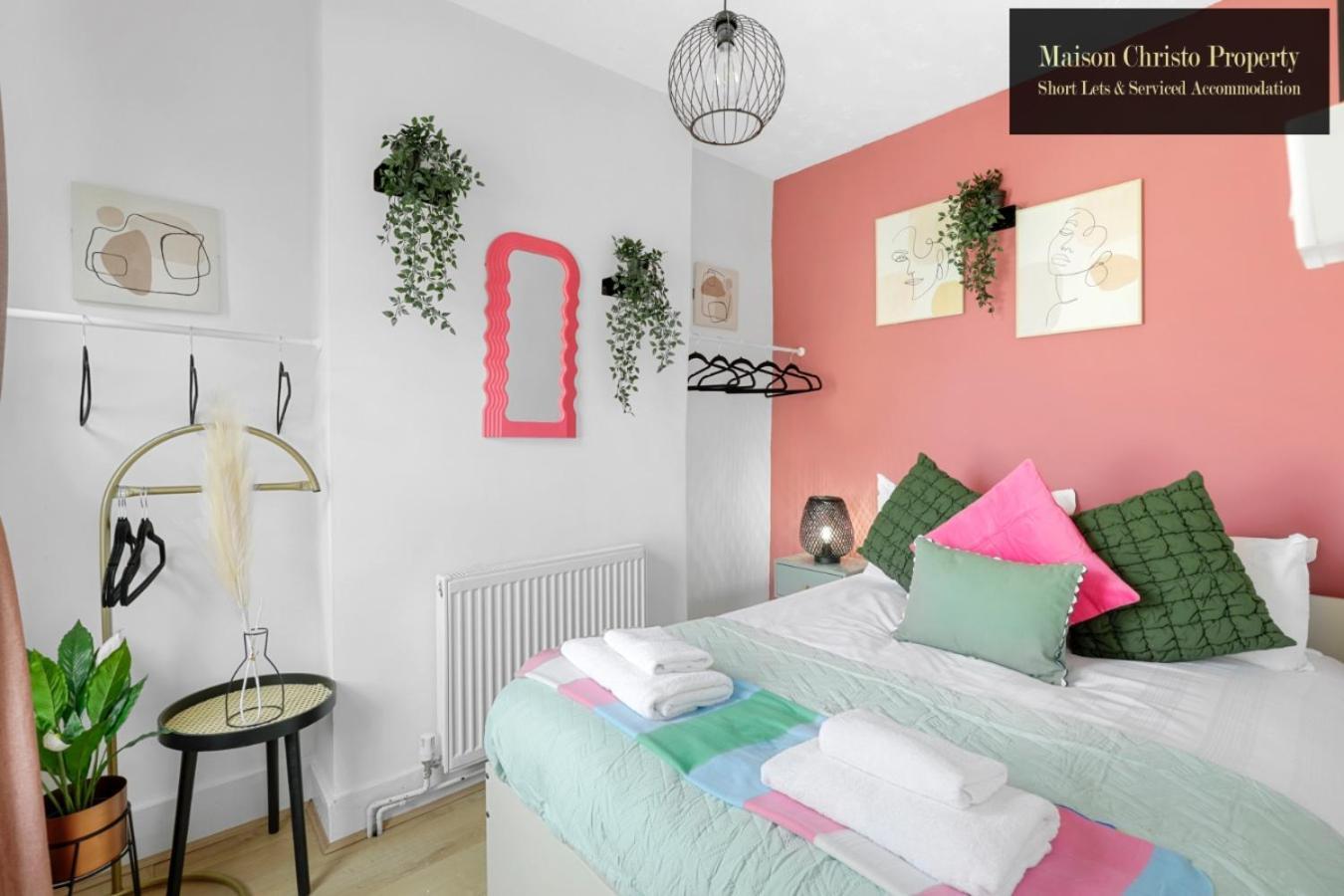 Apartment Weekly Or Monthly Stays, London, Stratford, 2Bedroom Hse, Sleeps 6, Servcied Apartment By Maison Christo Property Short Lets & Serviced Accomdation *