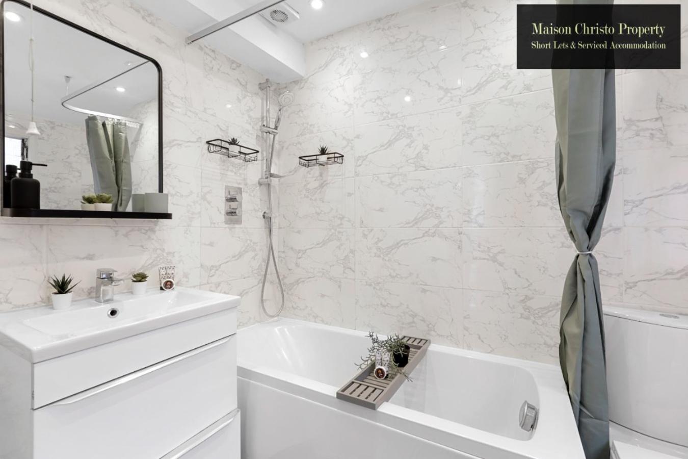 Apartment Weekly Or Monthly Stays, London, Stratford, 2Bedroom Hse, Sleeps 6, Servcied Apartment By Maison Christo Property Short Lets & Serviced Accomdation *