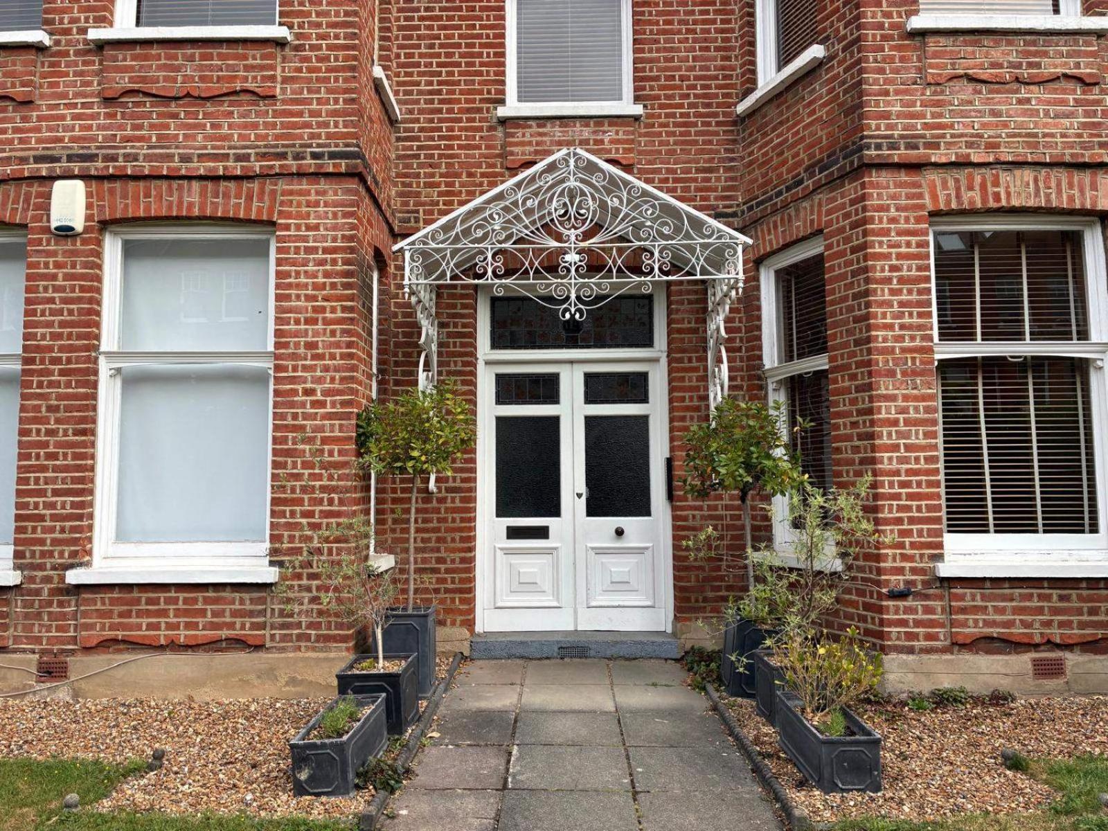 - Sleeps 5 - Great Transport Links