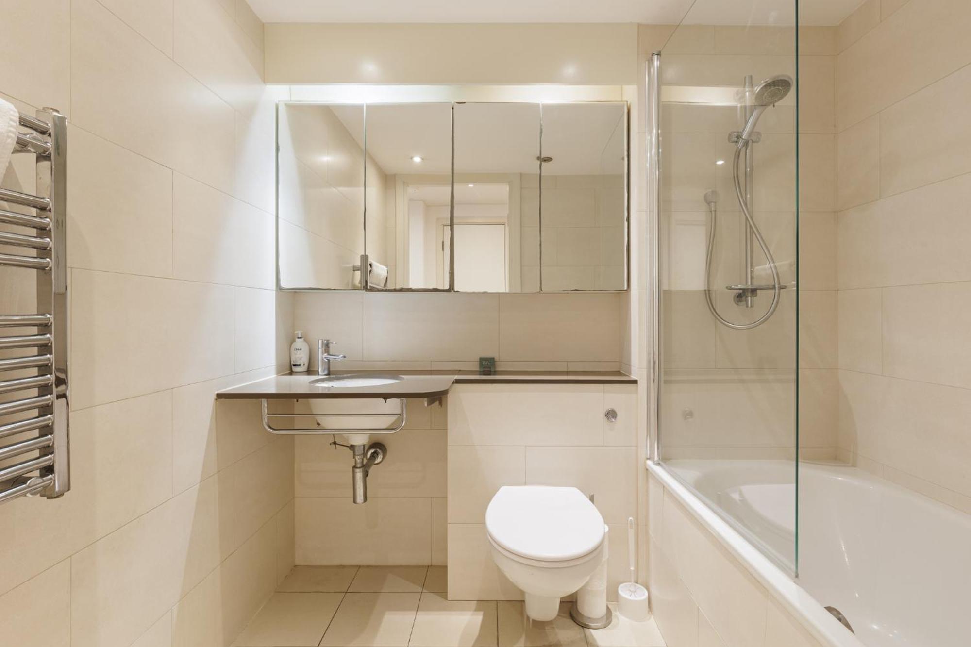 Sun-lit 1br Flat, 2 Mins To Dlr Docklands * London