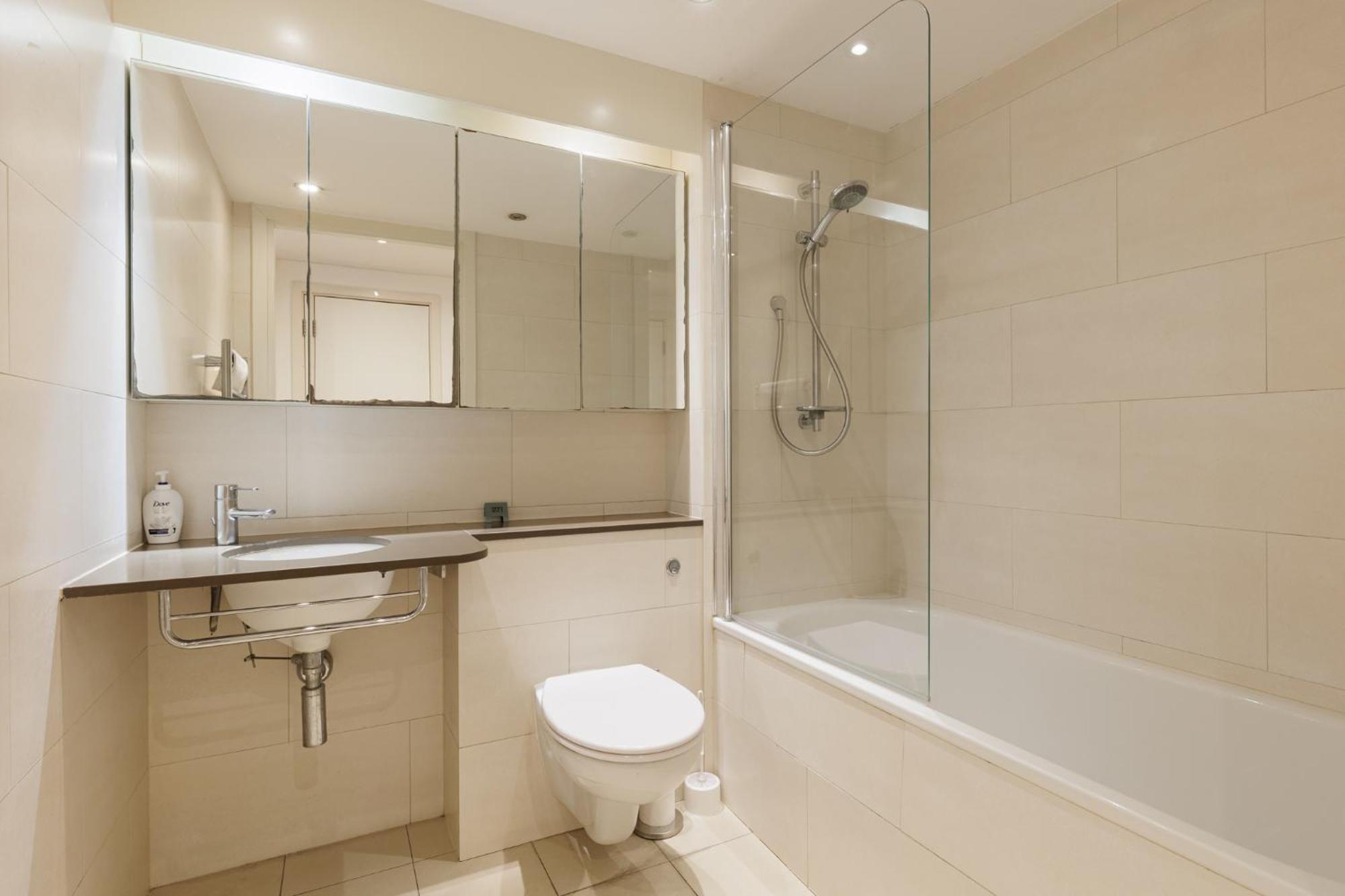 Sun-lit 1br Flat, 2 Mins To Dlr Docklands Apartment London