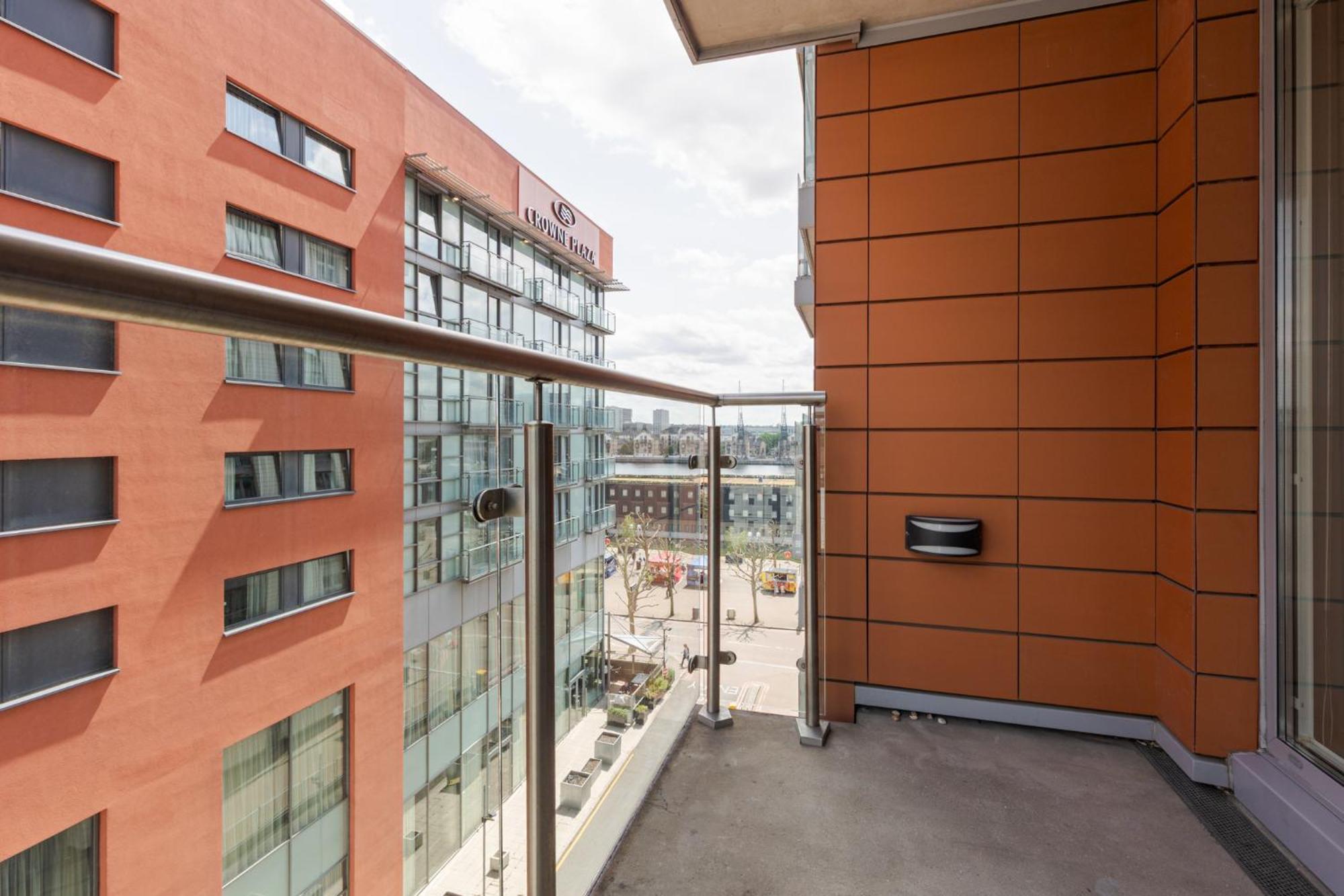 Sun-lit 1br Flat, 2 Mins To Dlr Docklands