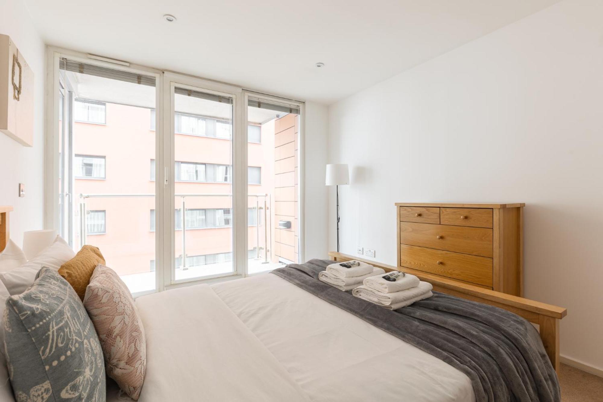 Sun-lit 1br Flat, 2 Mins To Dlr Docklands Apartment London