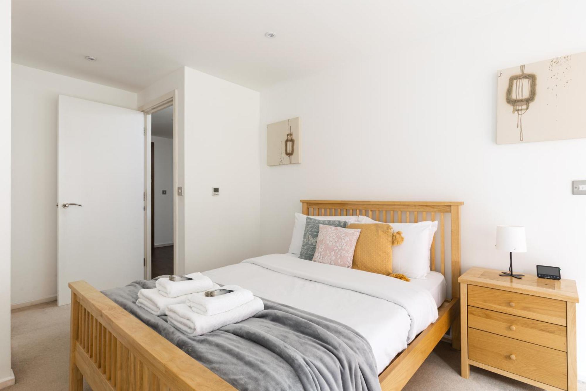 Sun-lit 1br Flat, 2 Mins To Dlr Docklands *