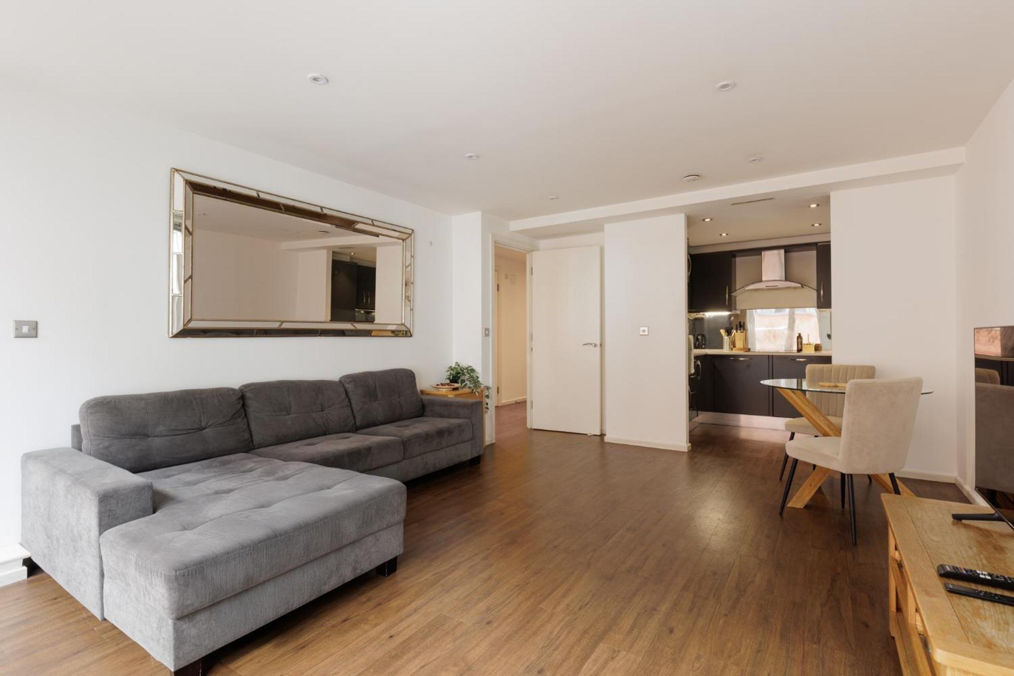 Apartment Sun-lit 1br Flat, 2 Mins To Dlr Docklands London
