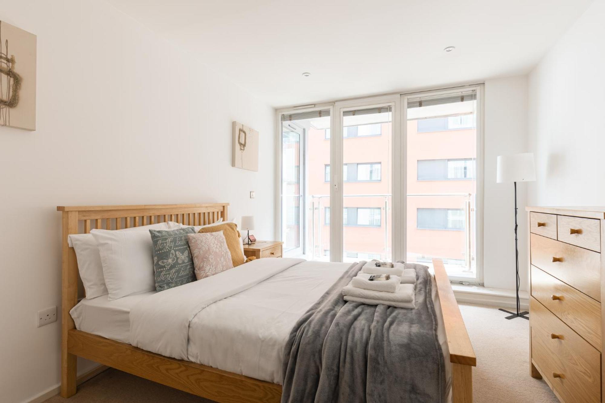 Sun-lit 1br Flat, 2 Mins To Dlr Docklands *
