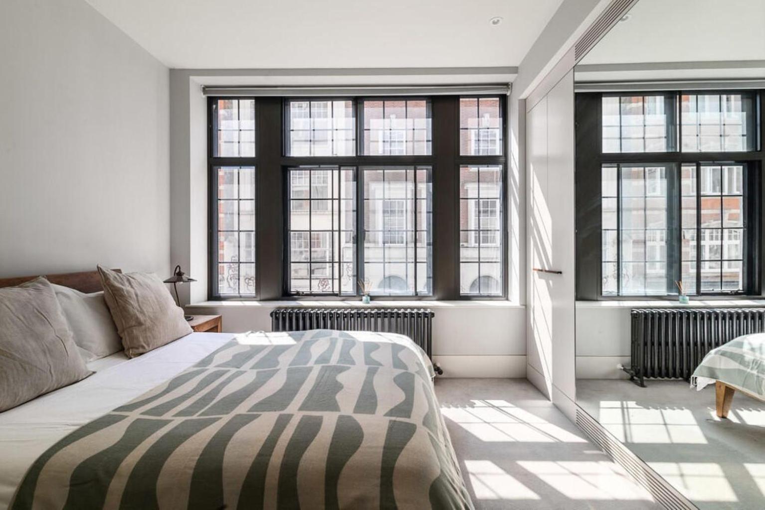 Soho Modern Luxury 3 Beds Apartment
