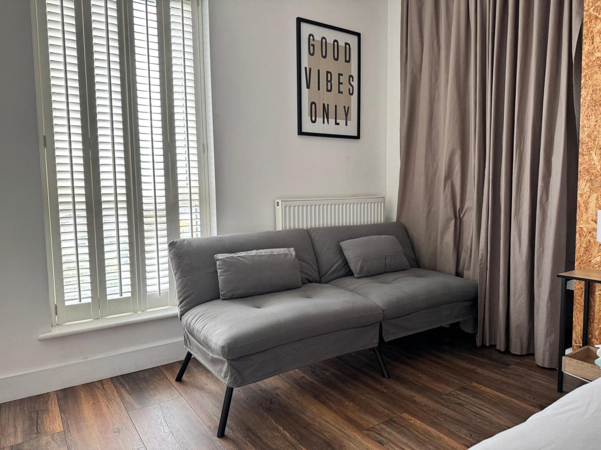 Canal-side 2bedroom With Balcony - 5min To Canary Wharf * London