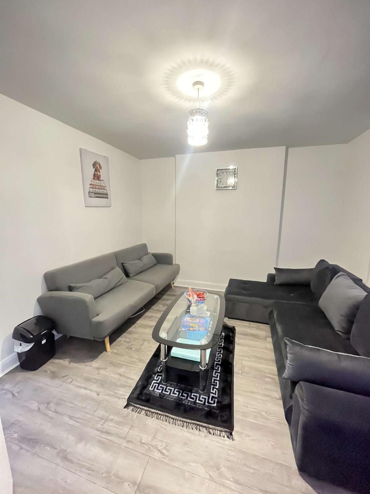 Flat In Shepherd's Bush *