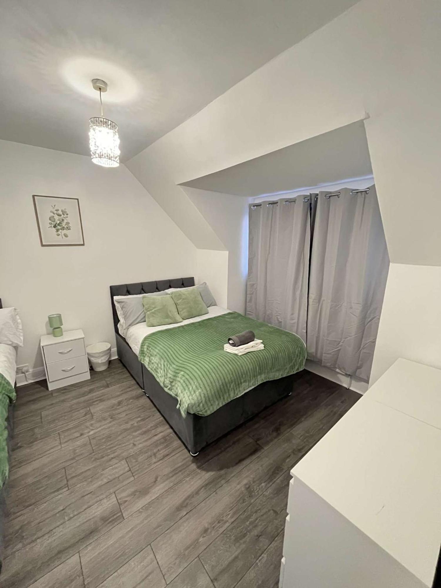Flat In Shepherd's Bush *