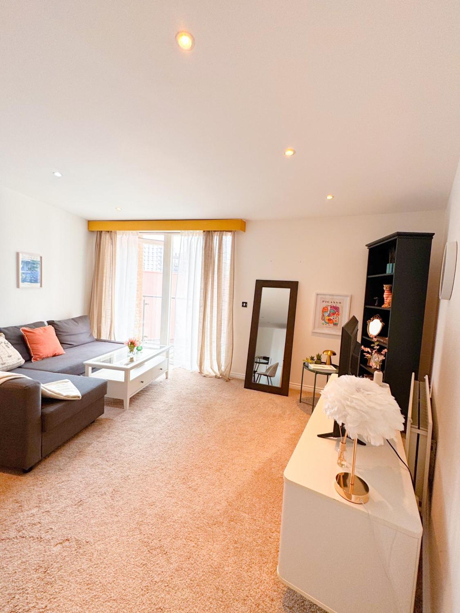 Family Battersea With Balcony In Apartment