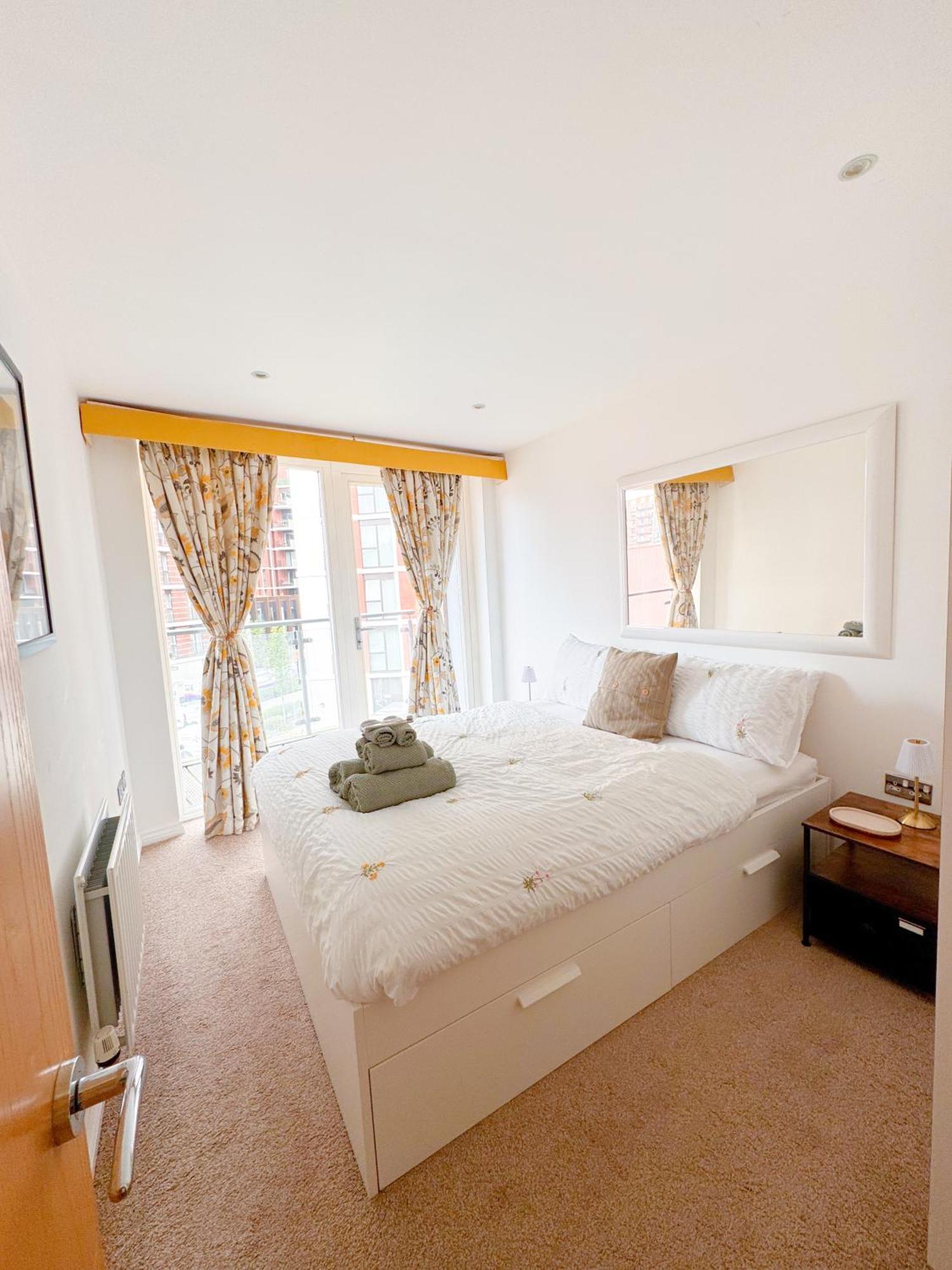 Family Battersea With Balcony In Apartment *