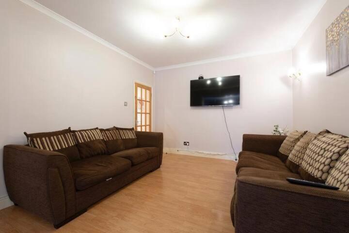 Large 6 Bed With 9 Separate Beds 3 Baths 4 Toilets *