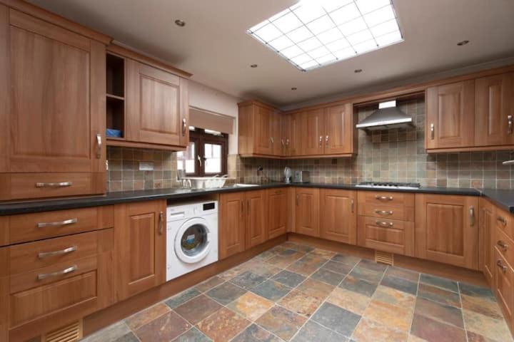Large 6 Bed With 9 Separate Beds 3 Baths 4 Toilets Holiday home