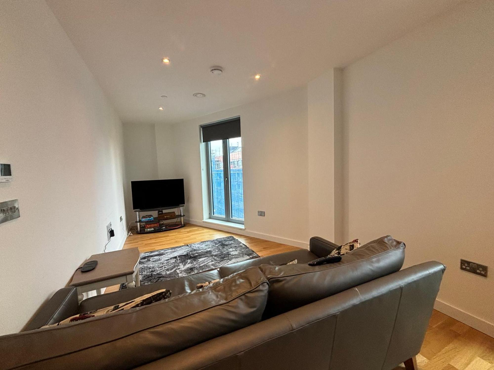 Chic 2bd Flat With Private Balcony In Battersea London