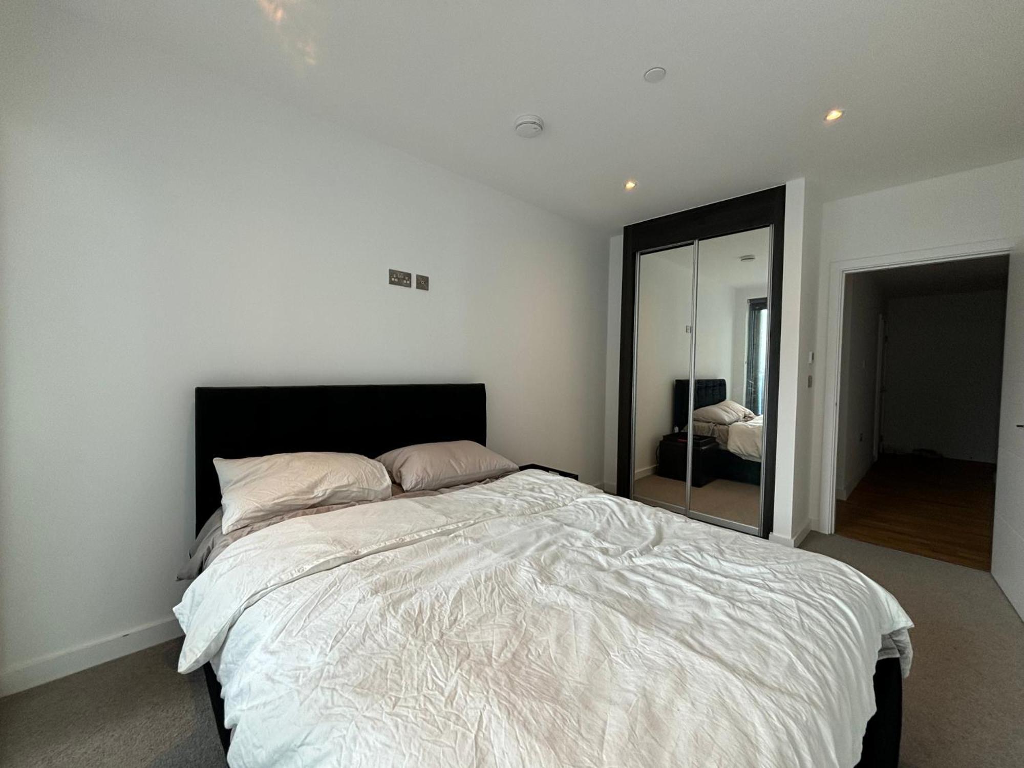 Chic 2bd Flat With Private Balcony In Battersea