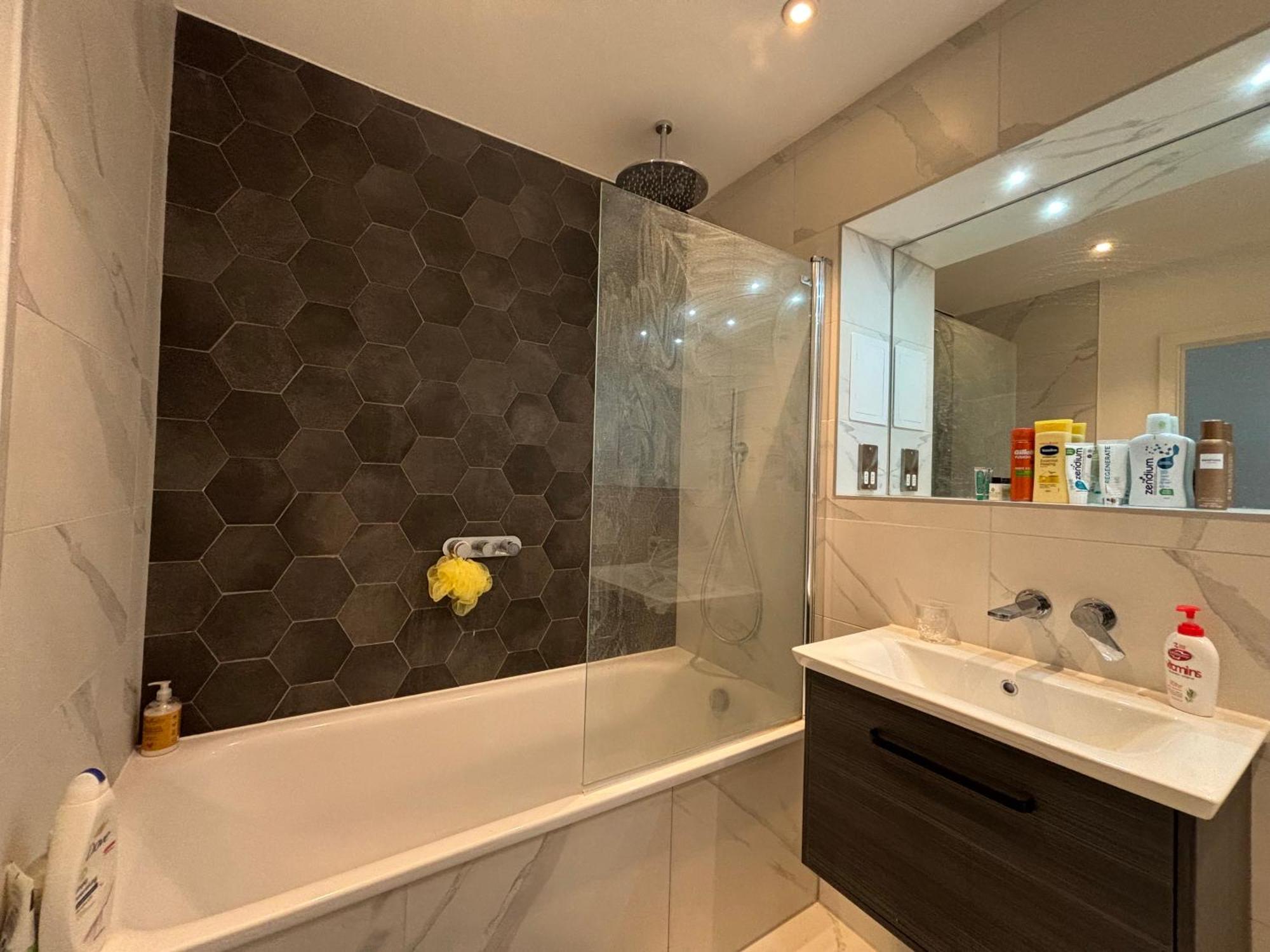 Chic 2bd Flat With Private Balcony In Battersea *