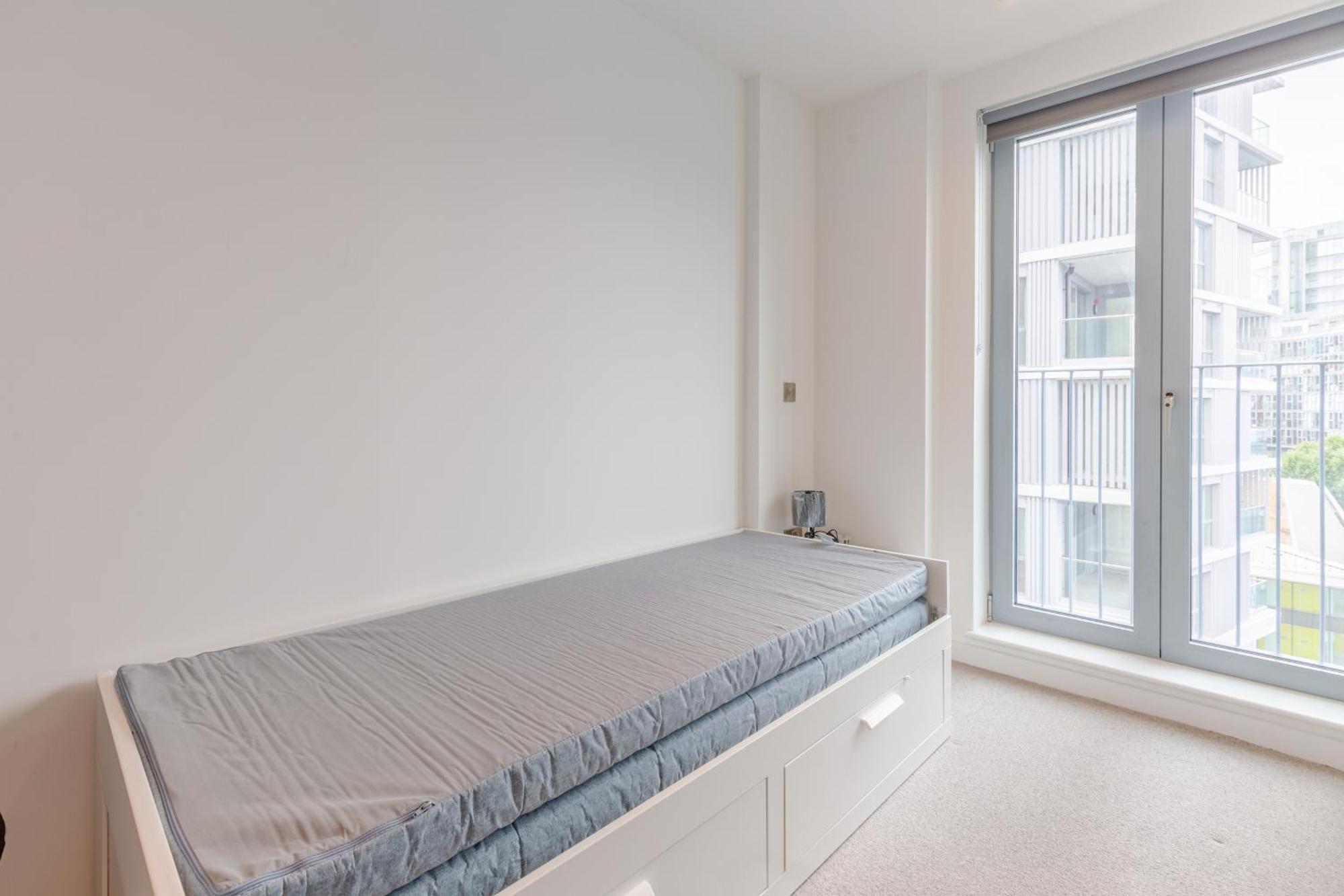 Chic 2bd Flat With Private Balcony In Battersea Apartment London