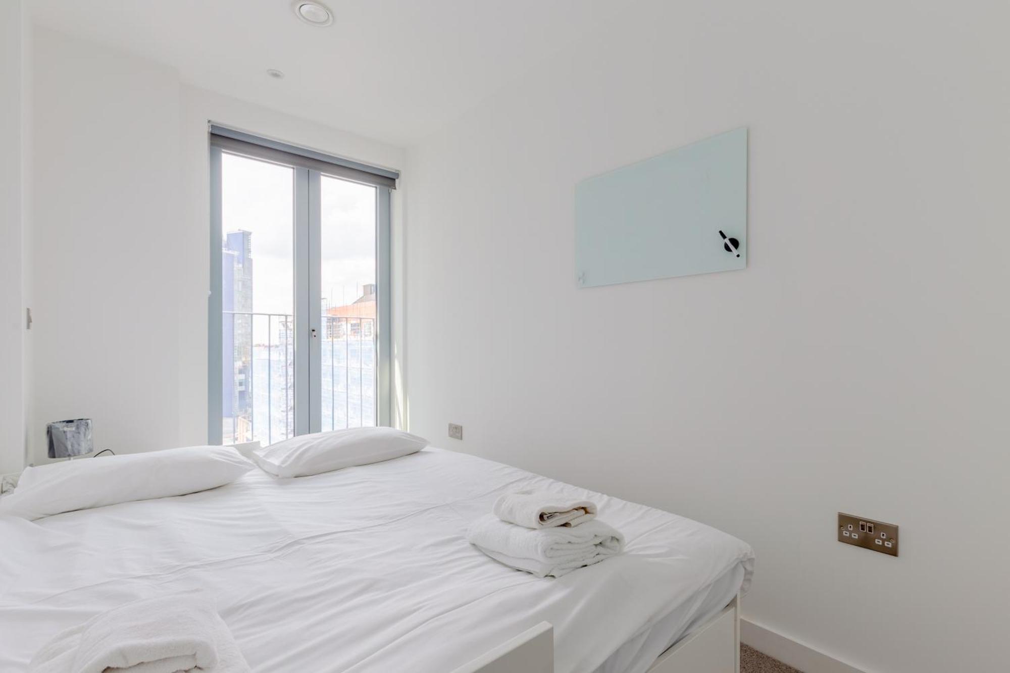 Chic 2bd Flat With Private Balcony In Battersea Apartment