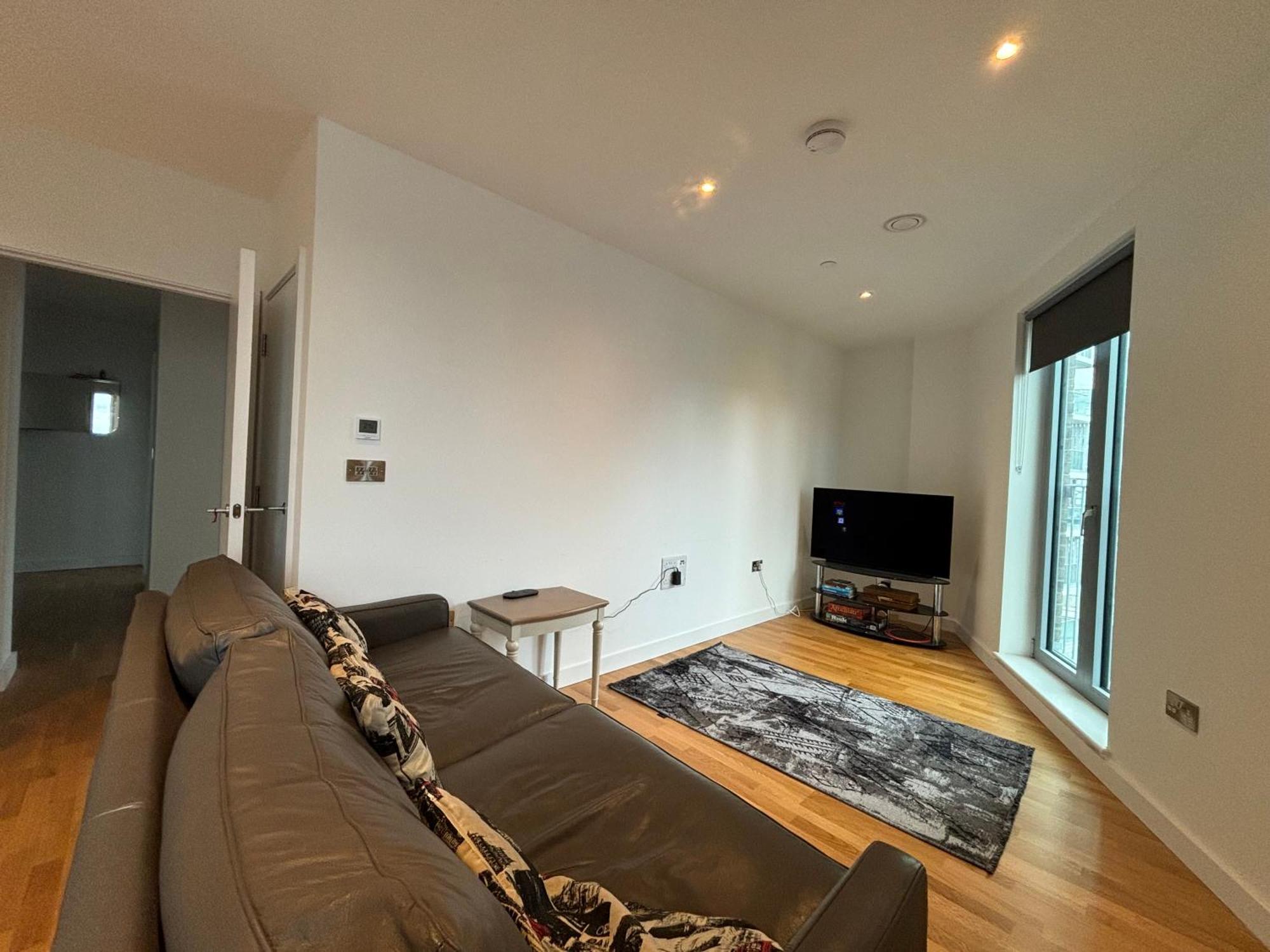 Chic 2bd Flat With Private Balcony In Battersea London