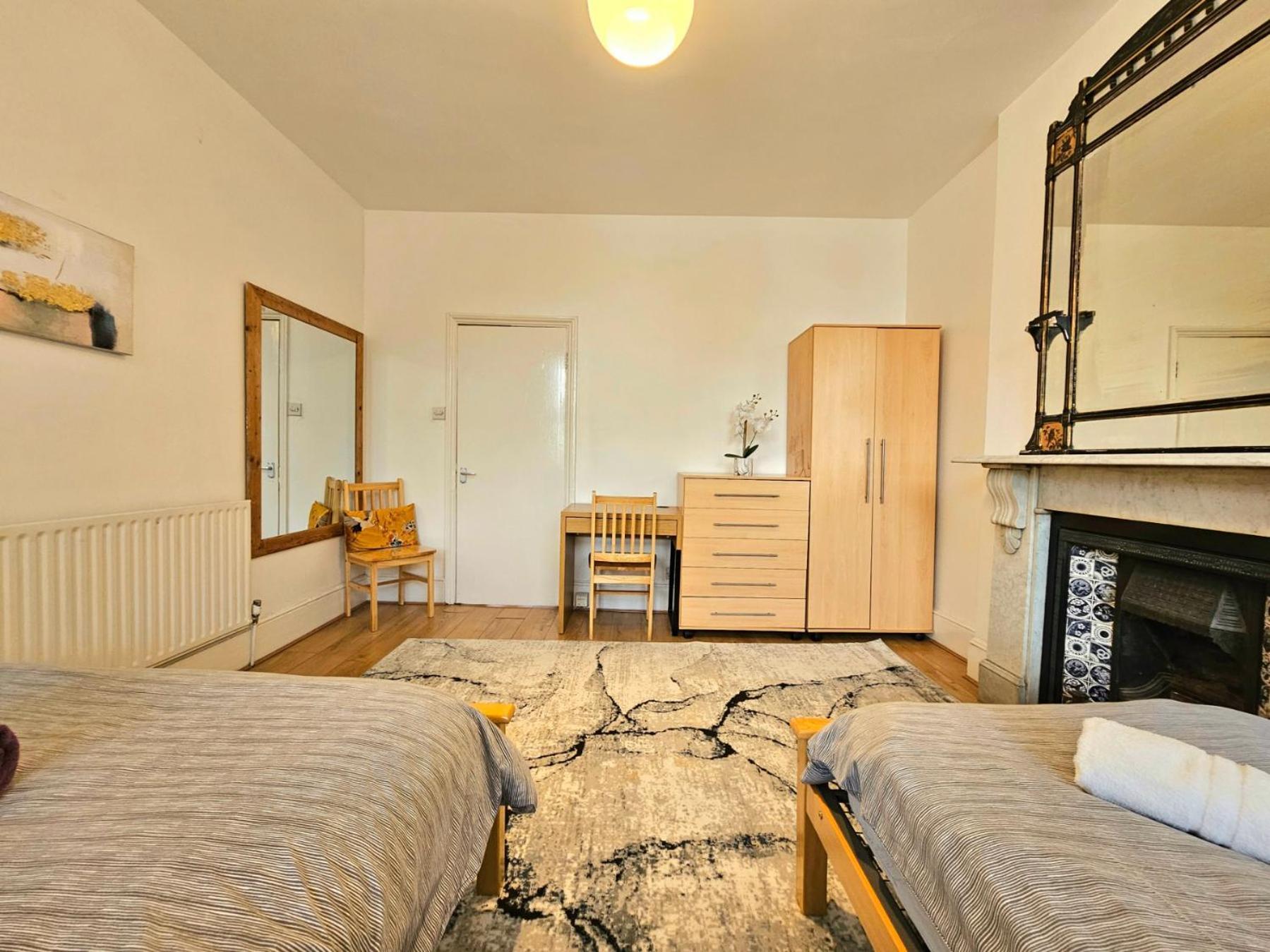 King's Cross & Angel Area, 4 Bedrooms With 7 Beds & Private Rooftop - Walk To St Pancras International Apartment *