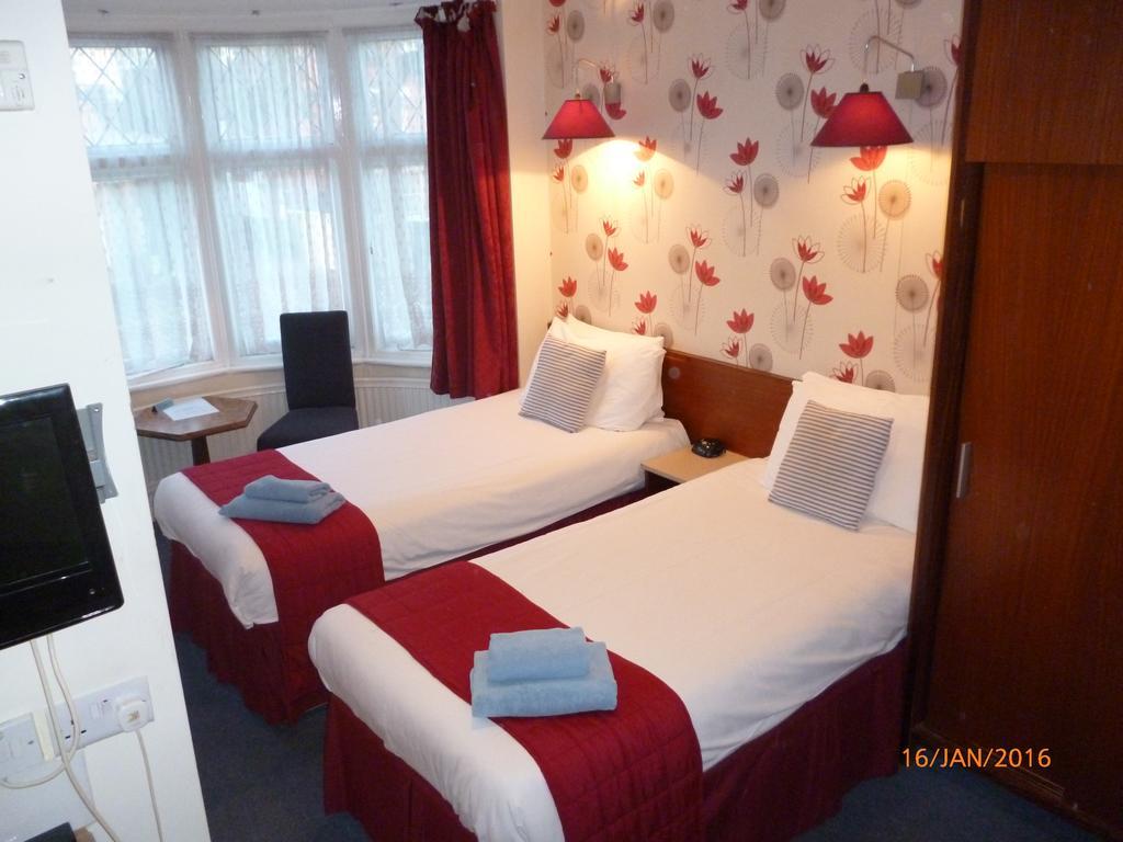 What are the best hotels near London Eye? * London