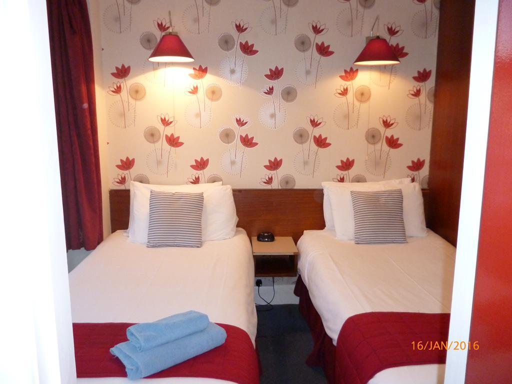 What are the best hotels near London Eye? * London