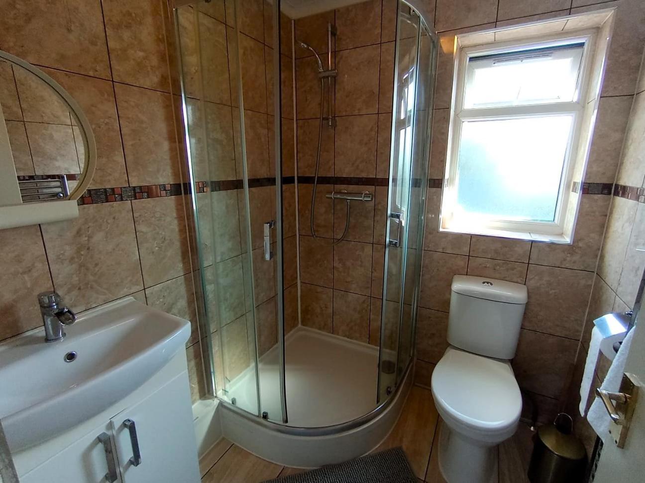 Luxury 3 Bedroom Close To East Ham Station Apartment