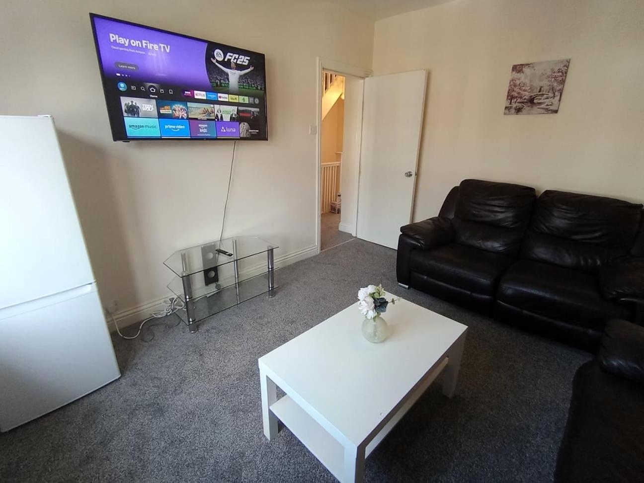 Luxury 3 Bedroom Close To East Ham Station London