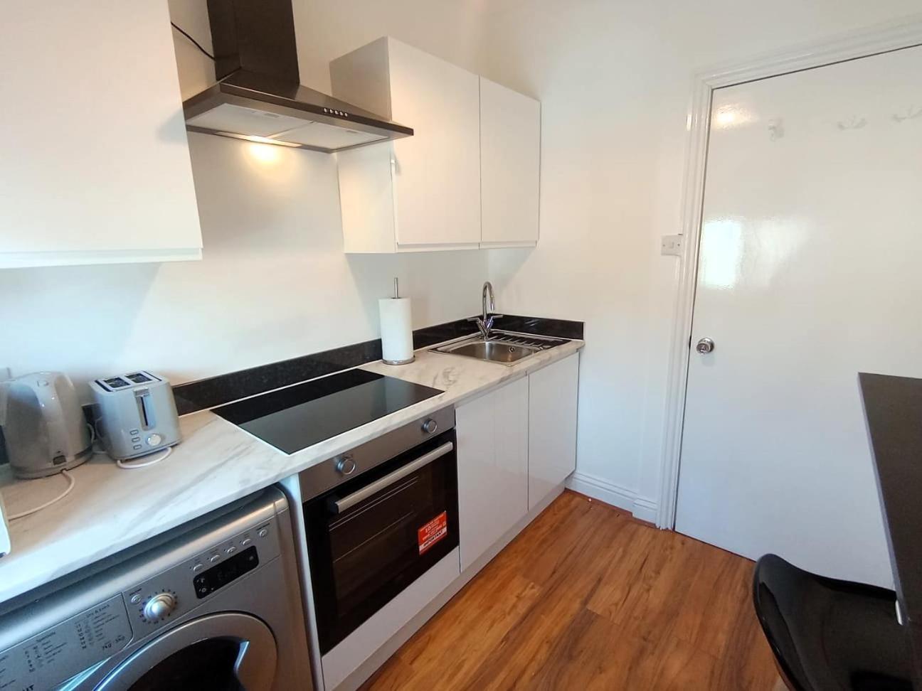 Luxury 3 Bedroom Close To East Ham Station * London