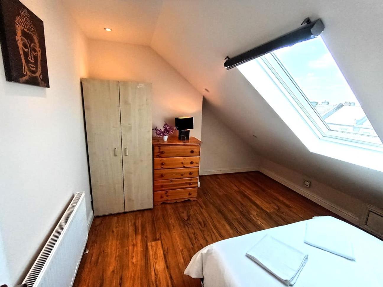 Luxury 3 Bedroom Close To East Ham Station *