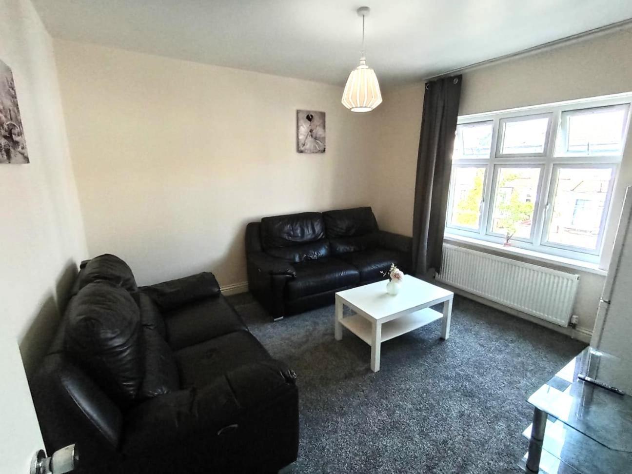 Luxury 3 Bedroom Close To East Ham Station Apartment *
