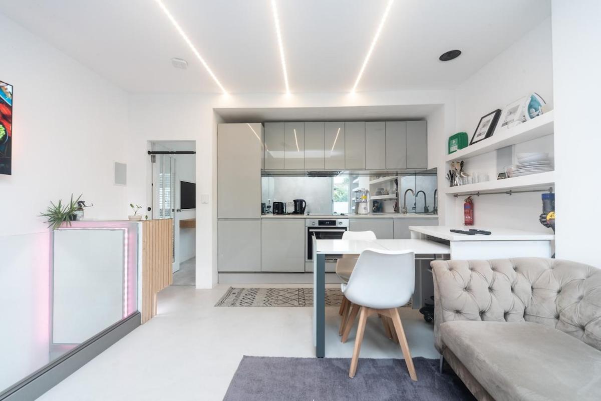 Stunning Contemporary 2 Bed With Parking Apartment London