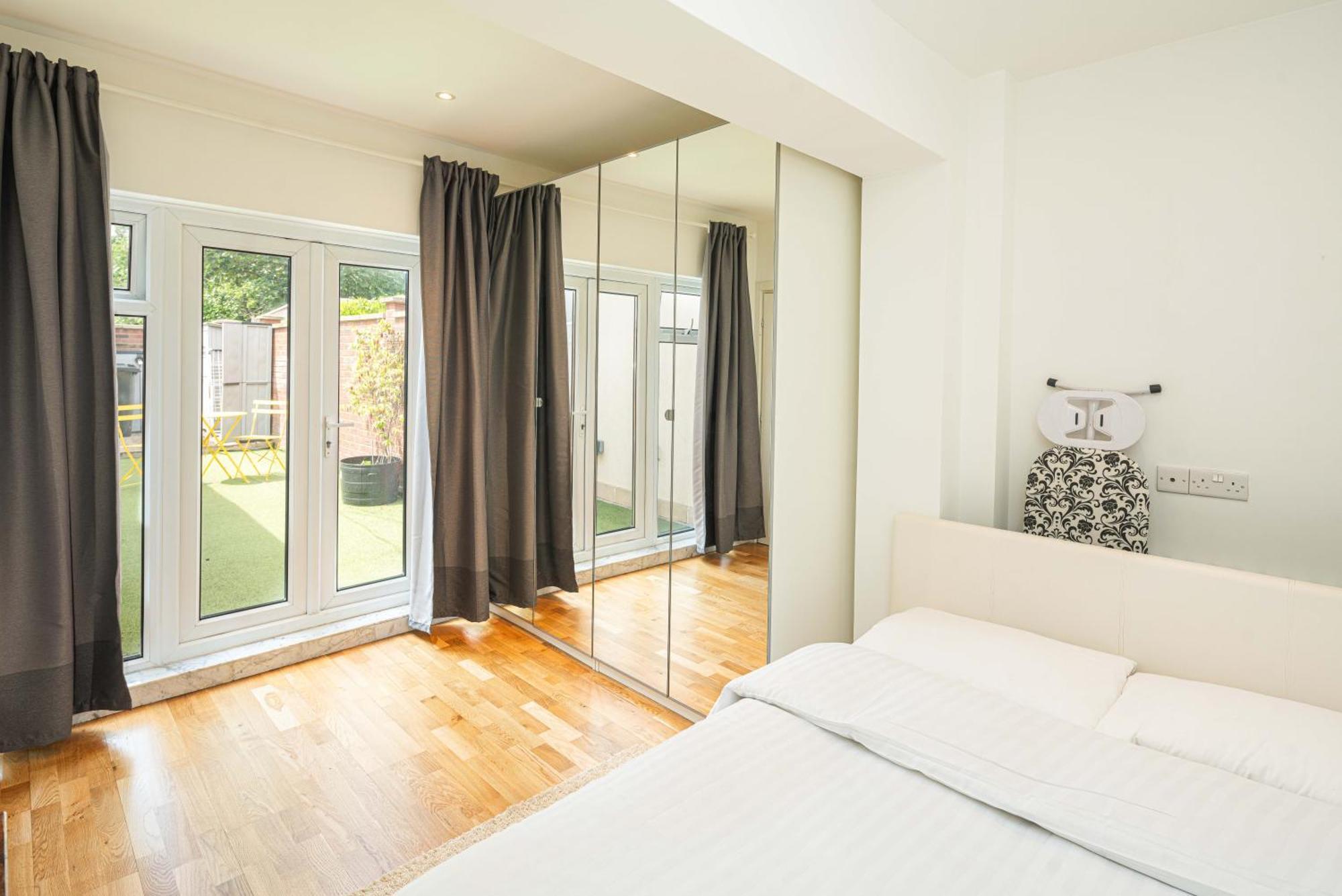 Cozy 2 Bedroom / Westfield / Hammersmith Hospital Apartment *