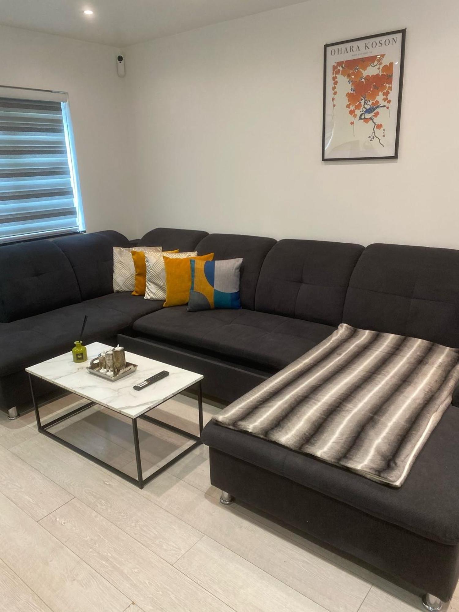 Vibrant 3br Tottenham Home, Private Garden Wifi Parking Free On Request * London