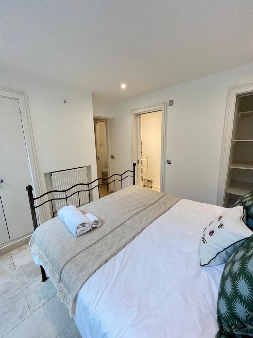Holland Park Hideaway: A Stylish Escape Holiday home London