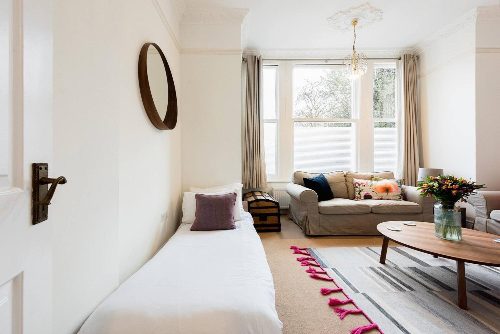Apartment Heart Of Ealing With Garden