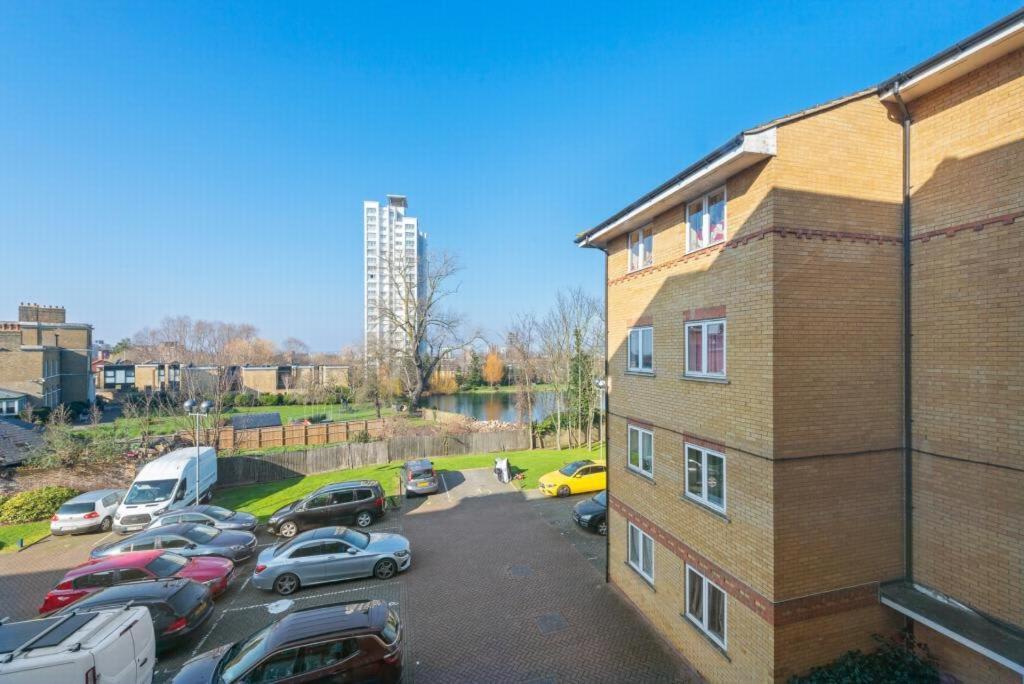 Modern 2br - 25min To