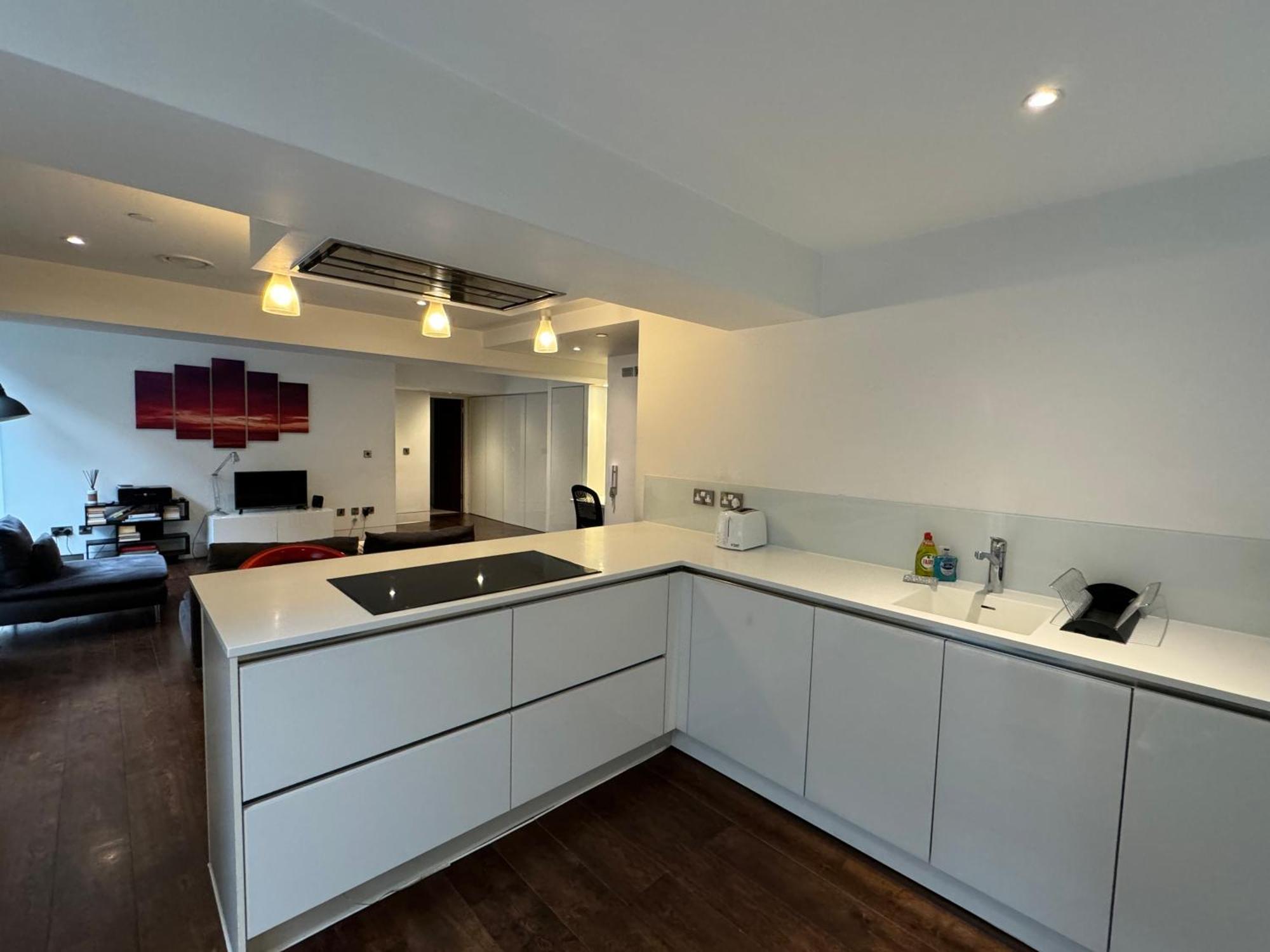 Beautiful Newly Renovated 2 Bed In Bank Apartment