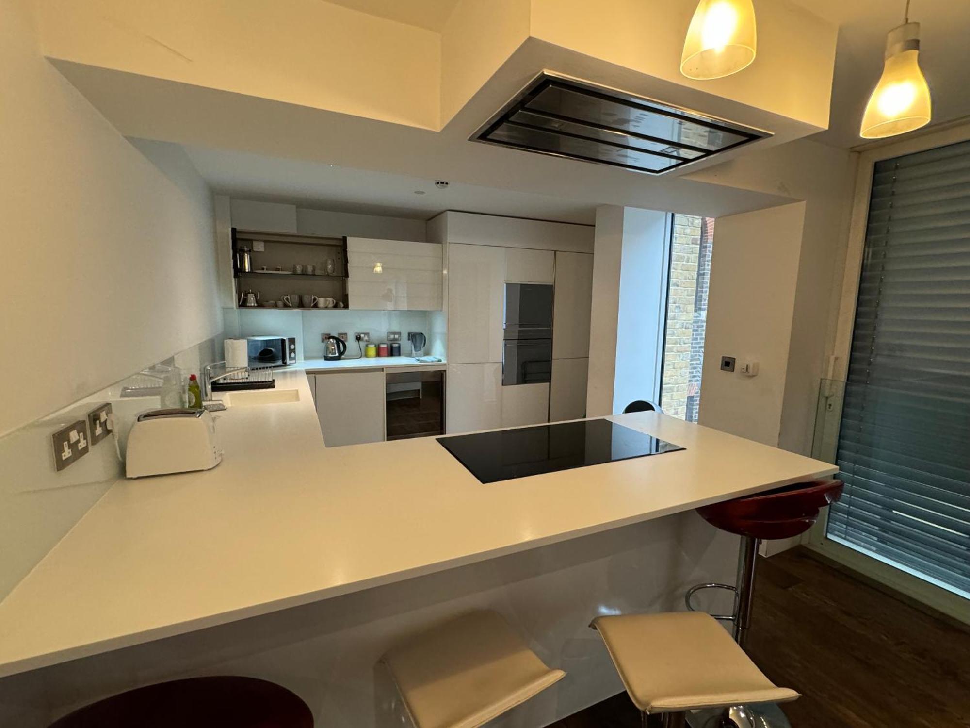 Beautiful Newly Renovated 2 Bed In Bank Apartment *