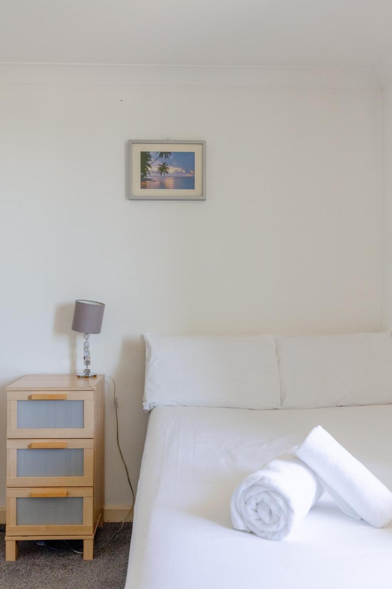 Homely 1 Bedroom In Beckton With Parking