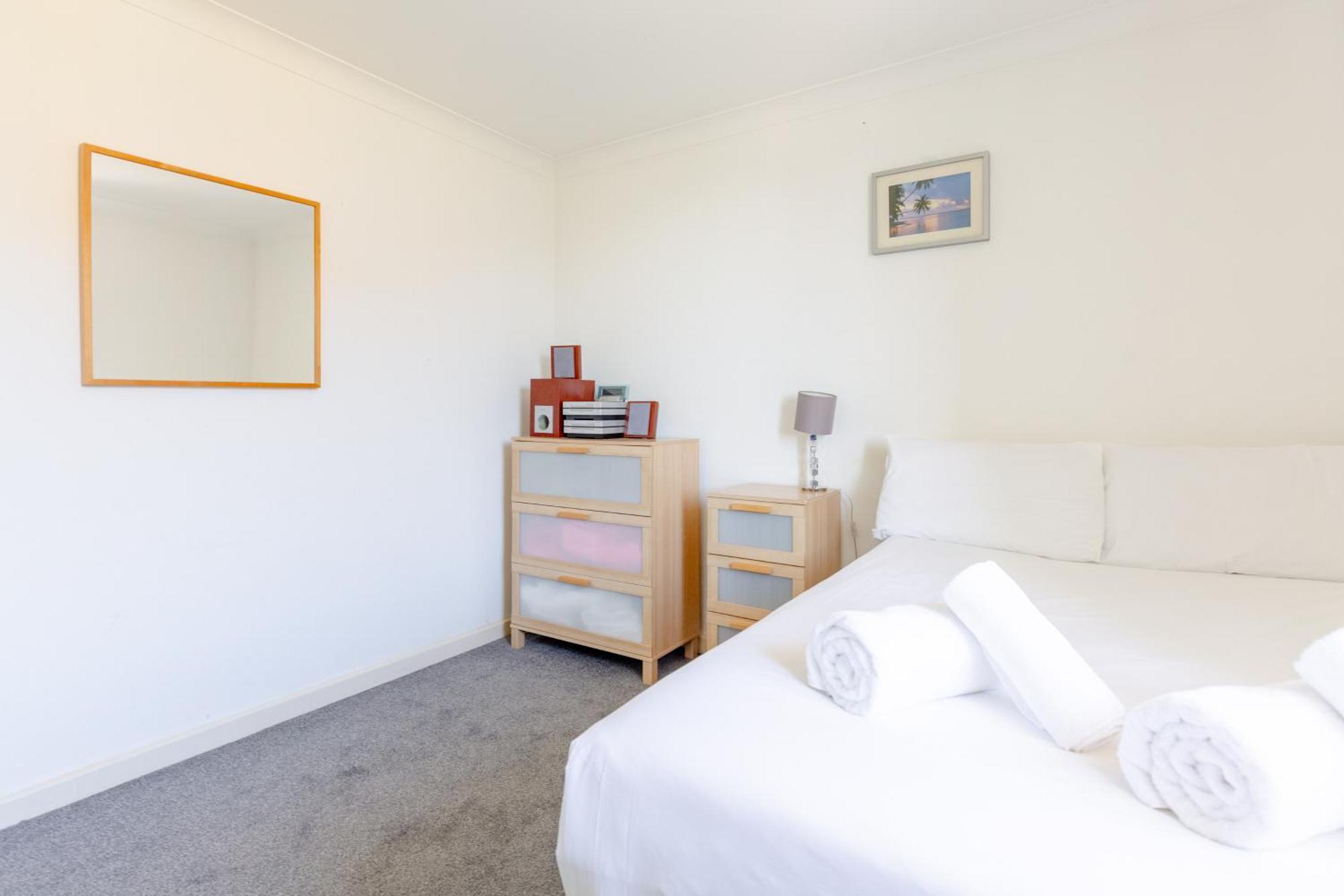 Homely 1 Bedroom In Beckton With Parking Apartment *