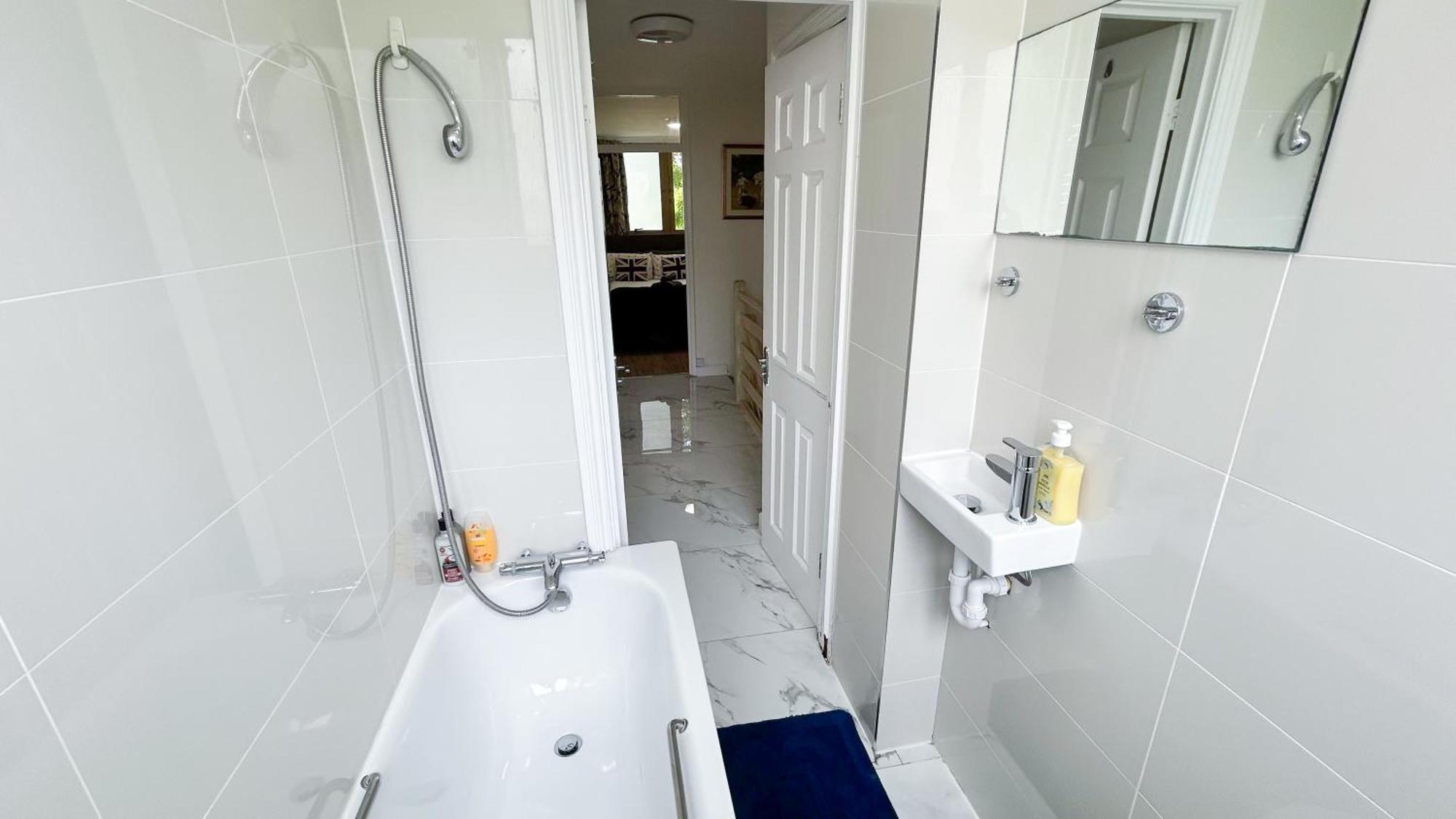 Cosy 3 Bedroom 3 Bathroom Flat With Private Garden- Maida Vale, Near Paddington London