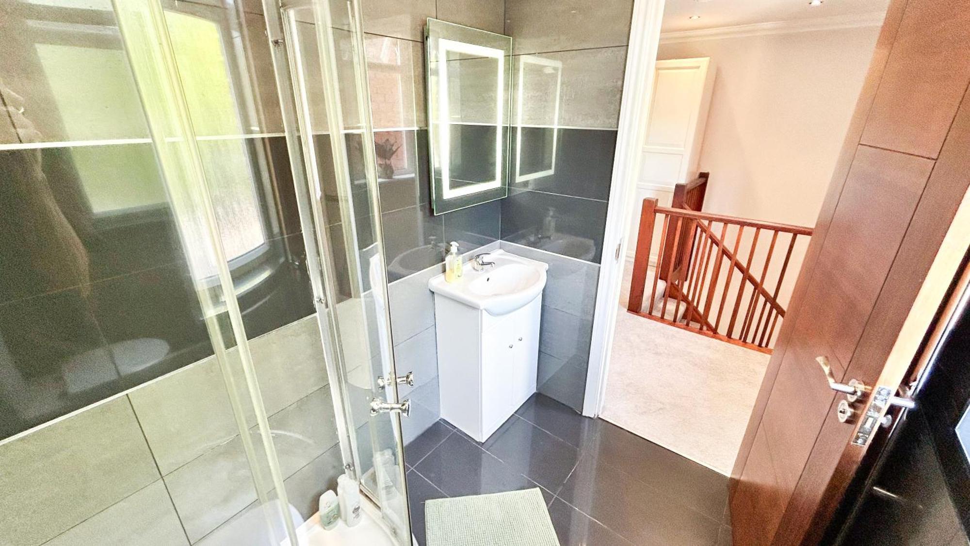 Lovely 4 Bedroom Flat With Ample Garden In Brondesbury, Kilburn *