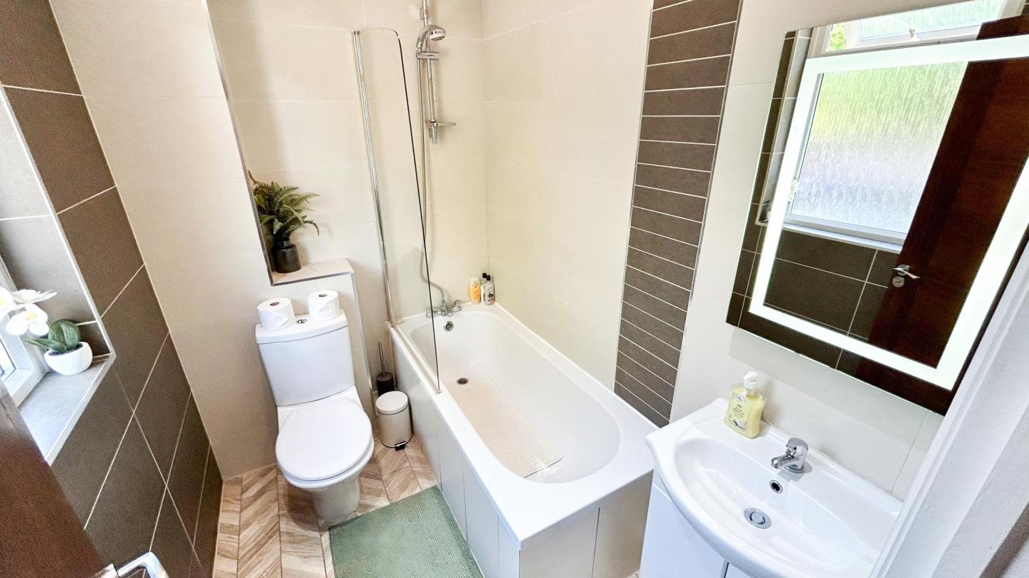 Lovely 4 Bedroom Flat With Ample Garden In Brondesbury, Kilburn