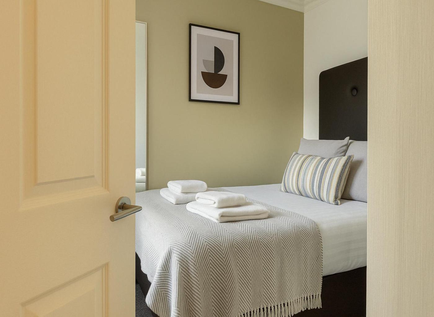 Flat - 3 Min To West Kensington Station *