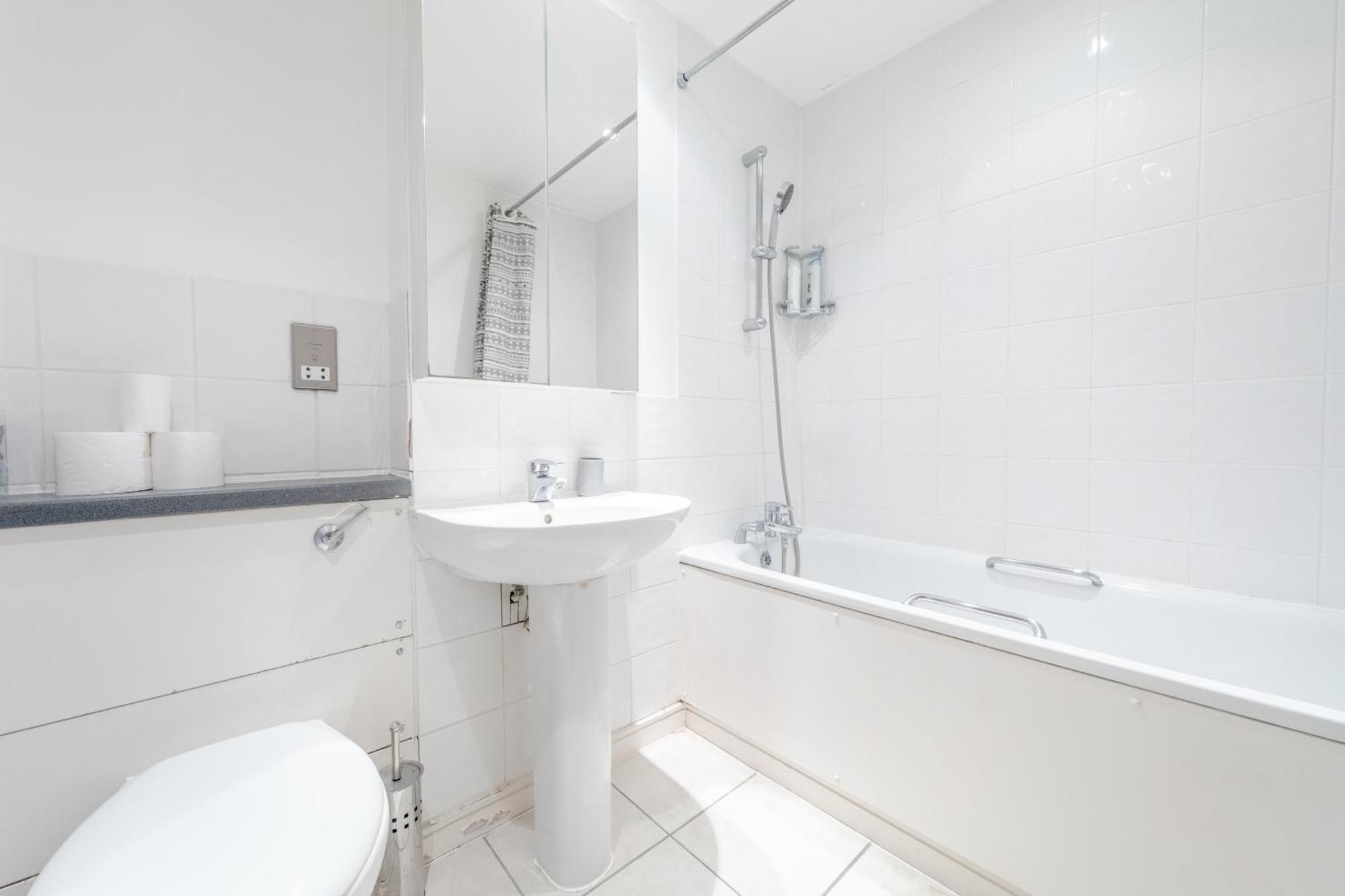 Spacious 2 Bedroom Near White Apartment London